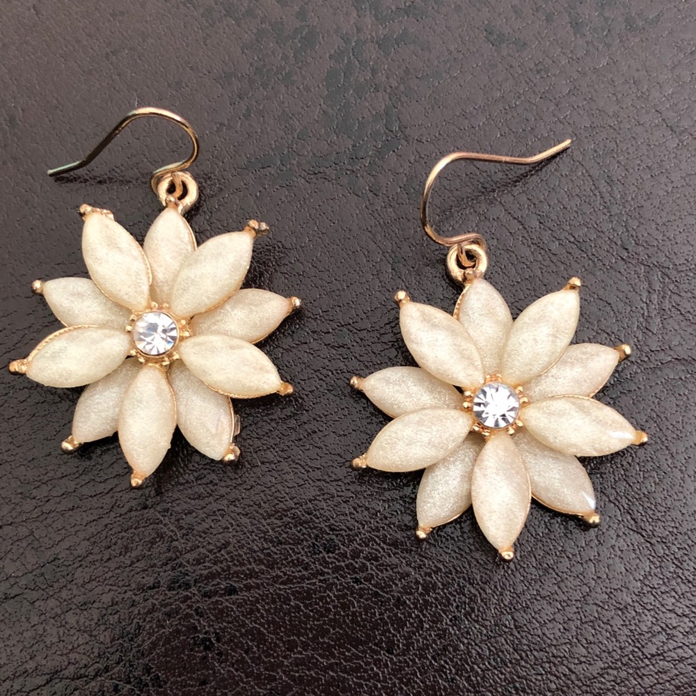 Flower earrings. NWOT